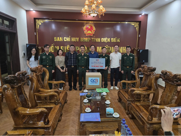 Công đoàn CIC thăm, trao tặng 16 máy tính cho Đồn Biên phòng Mường Nhé