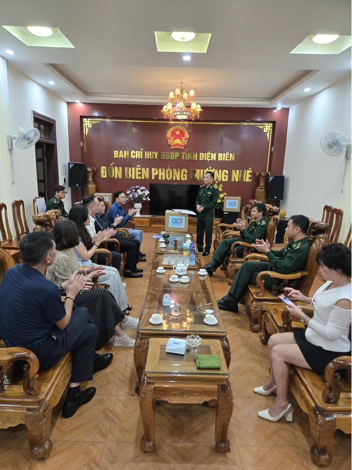 Công đoàn CIC thăm, trao tặng 16 máy tính cho Đồn Biên phòng Mường Nhé