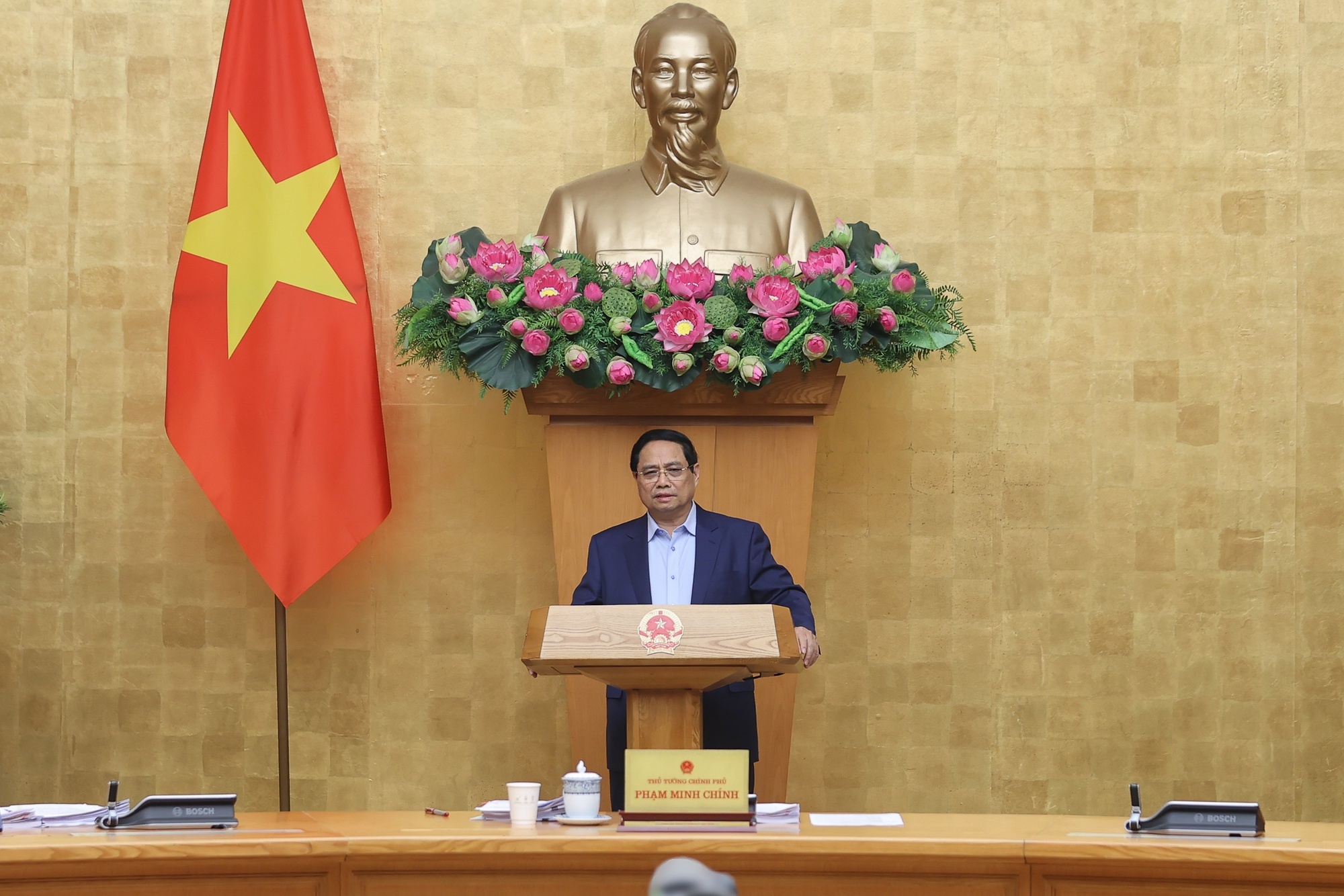 Thủ tướng nêu rõ, các nghị định cần bám sát tình hình của Việt Nam để xây dựng chính sách cho phù hợp, hiệu quả; bám sát vào các nghị quyết, kết luận, chỉ đạo của Trung ương, Bộ Chính trị, Quốc hội - Ảnh: VGP/Nhật Bắc Thủ tướng nêu rõ, các nghị định cần bám sát tình hình của Việt Nam để xây dựng chính sách cho phù hợp, hiệu quả; bám sát vào các nghị quyết, kết luận, chỉ đạo của Trung ương, Bộ Chính trị, Quốc hội - Ảnh: VGP/Nhật Bắc