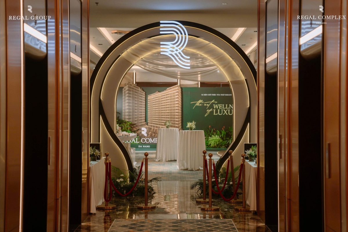 Điểm chạm đầu tiên – cánh cổng tinh hoa được dệt nên từ Lụa và Sóng, mở ra hành trình bước vào thế giới The Art of Wellness Luxury – nơi di sản và tinh thần hiện đại hòa quyện.