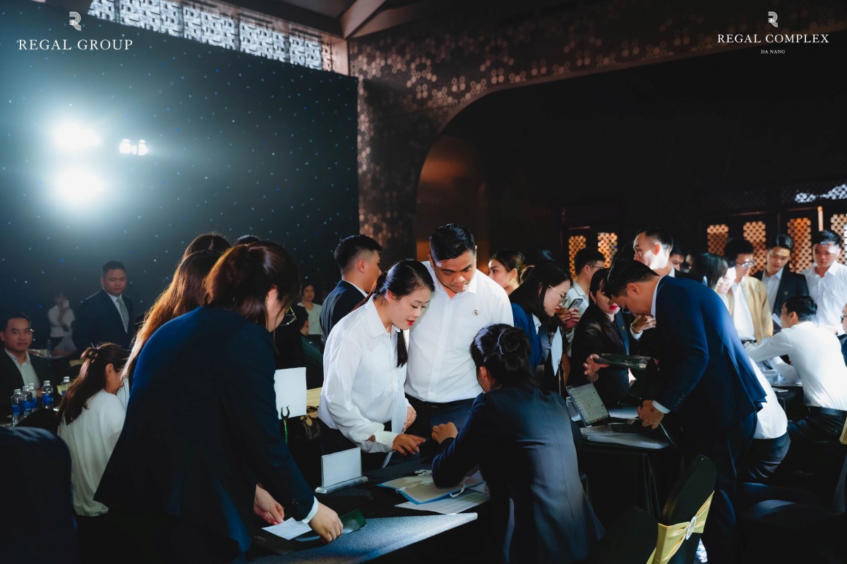 Khu vực đăng ký ráp căn luôn trong tình trạng chật kín khách hàng chờ đăng ký căn hộ tại tháp Embassy.