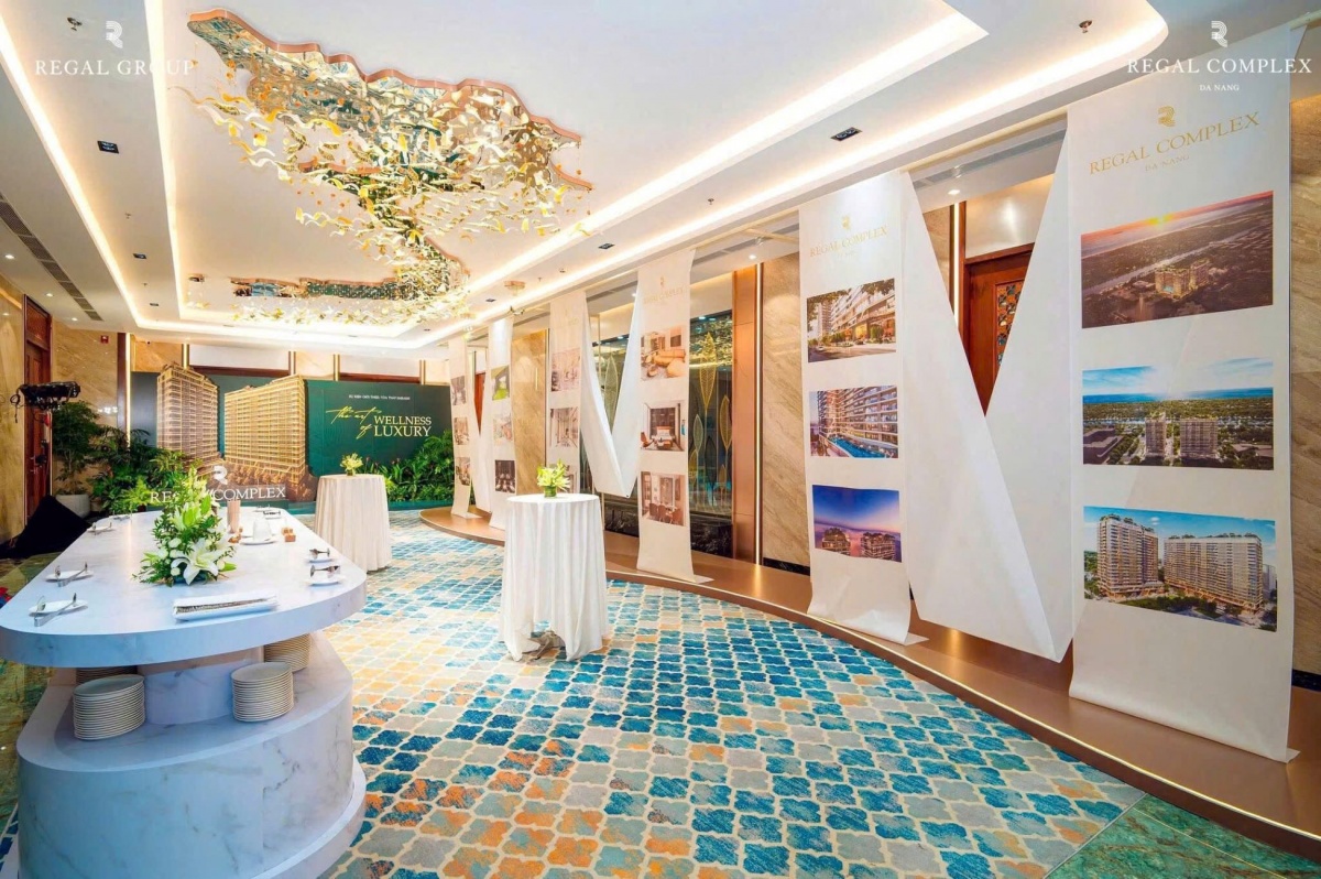 Bước qua cánh cổng tinh hoa – hành trình chạm tới The Art of Wellness Luxury chính thức bắt đầu. Không gian mở ra như một triển lãm nghệ thuật thu nhỏ, nơi mỗi thanh âm, hương sắc và ánh sáng đều được hòa quyện tinh tế để đánh thức mọi giác quan.