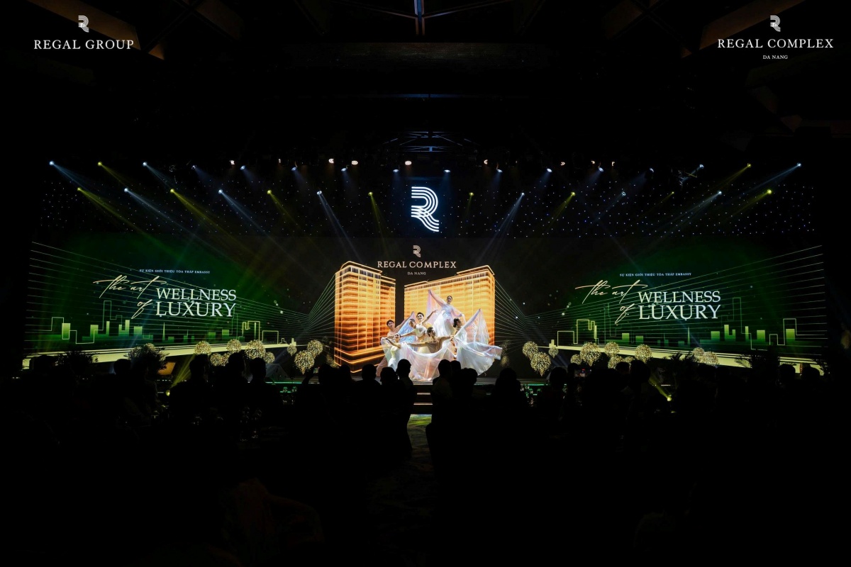 Những dải lụa vờn theo sóng sáng, từng chuyển động khẽ nhàng mà cuốn hút – đưa cảm xúc người xem trôi qua từ mê hoặc đến tự hào. Tất cả hòa quyện thành hành trình “dệt nên di sản”, phản chiếu tinh thần sang trọng, cân bằng và đầy sức sống của Regal Complex.