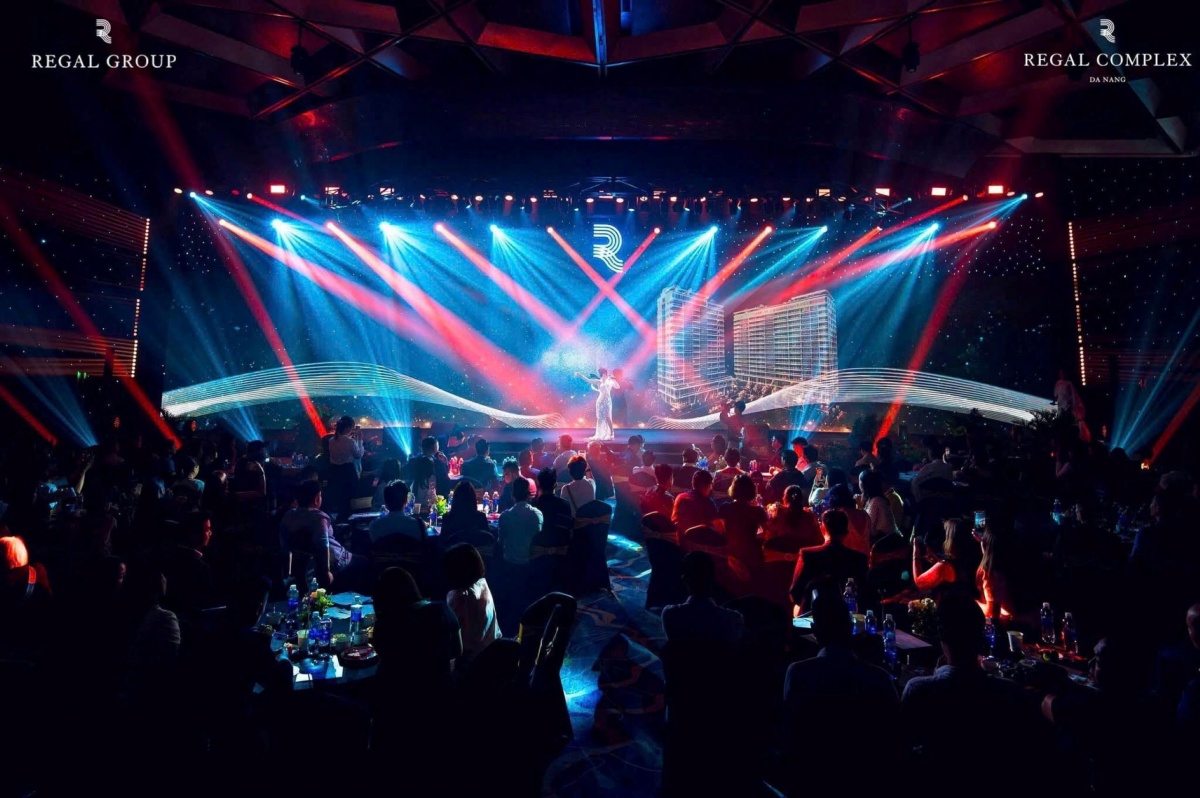 Giọng ca đầy cảm xúc của ca sĩ Võ Hạ Trâm như lớp lụa cảm xúc phủ lên không gian, dẫn dắt khán phòng chạm đến những khoảnh khắc thăng hoa trọn vẹn.