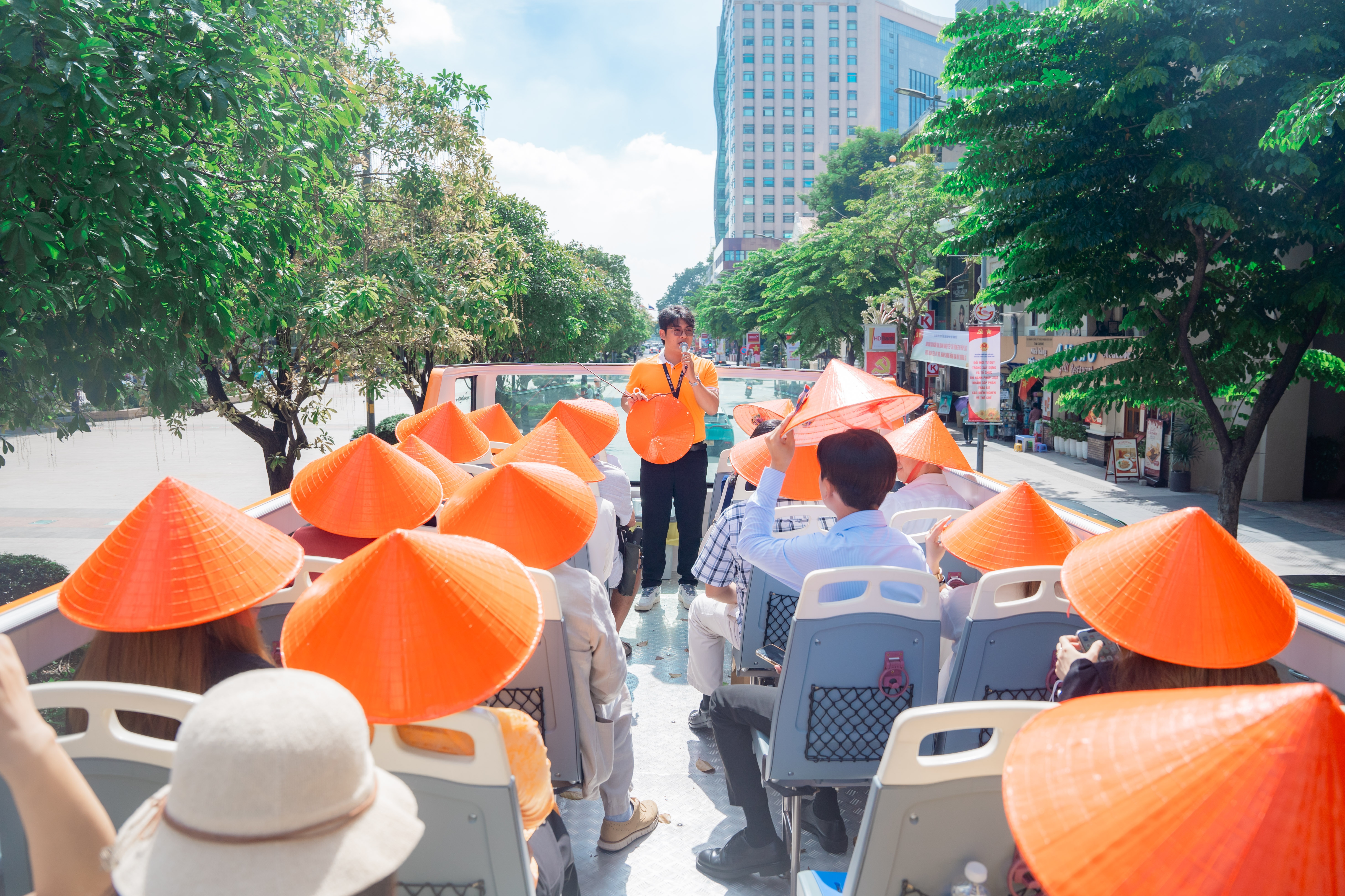 Du lịch Sài Gòn “chất” hơn với tuyến buýt 2 tầng ngắm phố từ trên cao