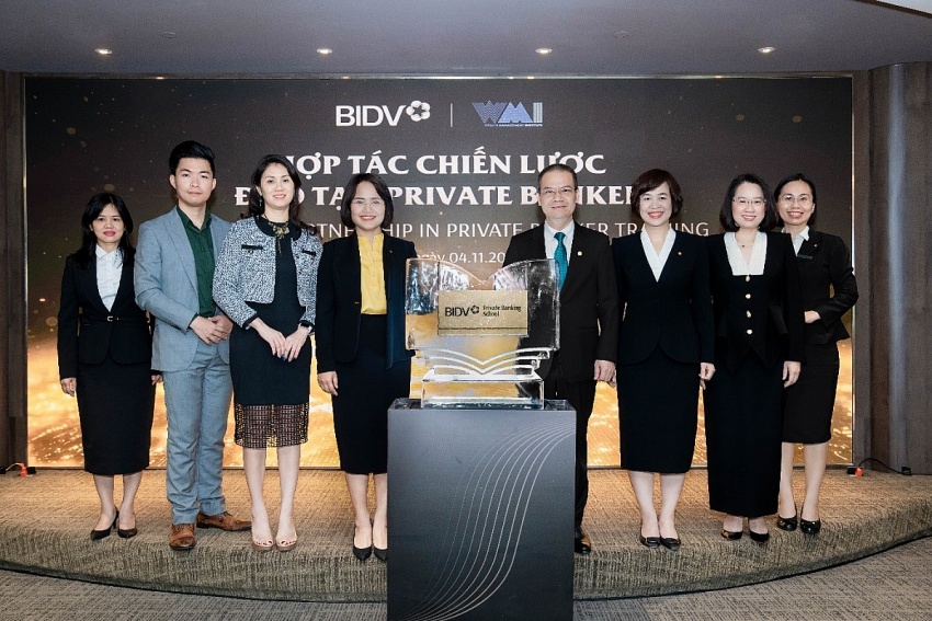 Đại diện BIDV và WMI Singapore tại Lễ ra mắt chương trình hợp tác đào tạo Private Banker Đại diện BIDV và WMI Singapore tại Lễ ra mắt chương trình hợp tác đào tạo Private Banker