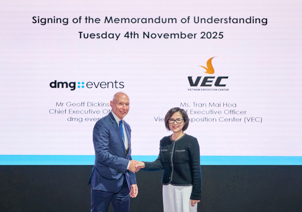 Ông Geoff Dickinson, Tổng Giám đốc dmg events (bên trái) và Bà Trần Mai Hoa, Tổng Giám đốc VEC (bên phải) tại buổi ký kết hợp tác