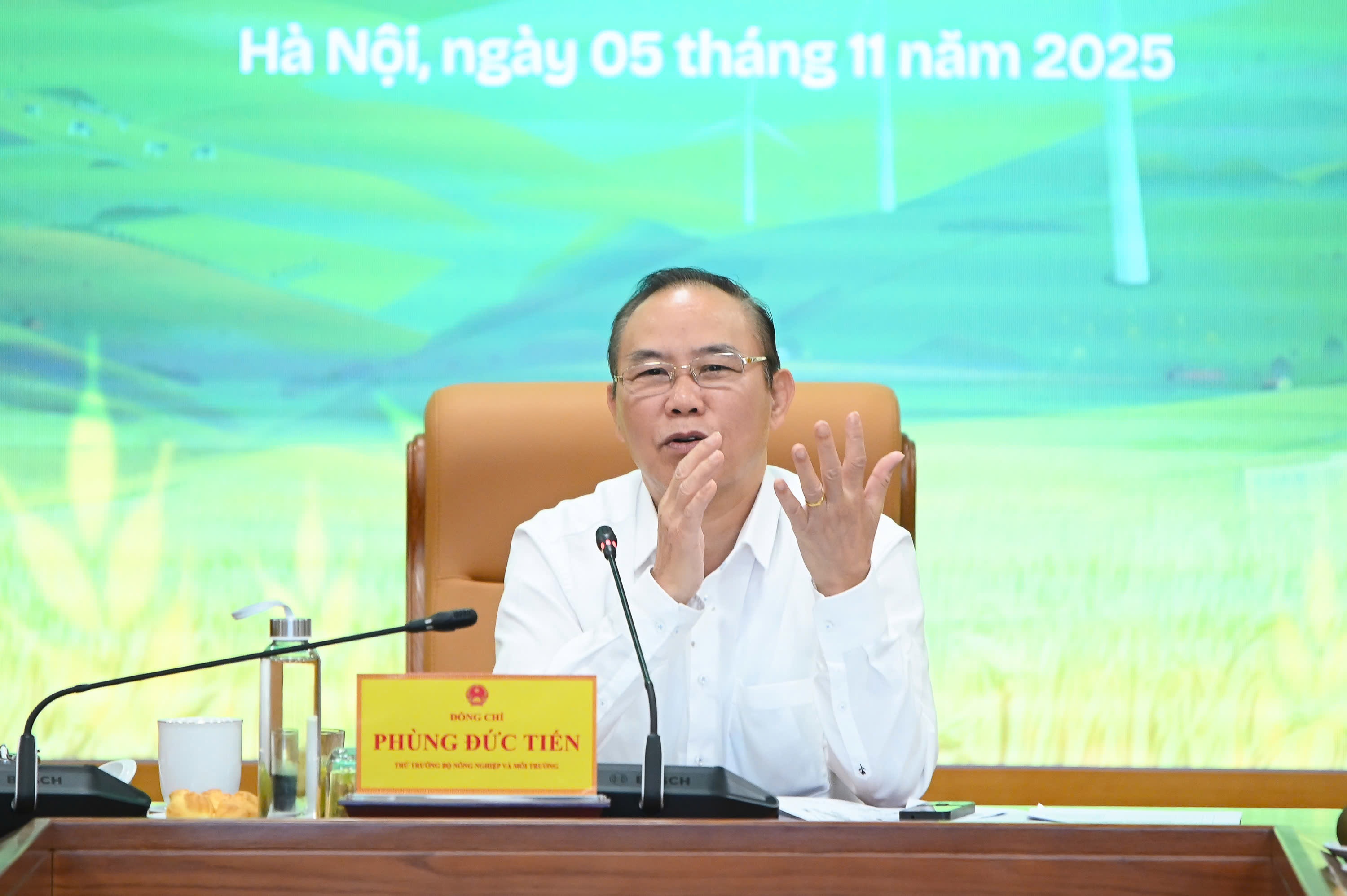 Ông Phùng Đức Tiến - Thứ trưởng Bộ Nông nghiệp và Môi trường phát biểu Ông Phùng Đức Tiến - Thứ trưởng Bộ Nông nghiệp và Môi trường phát biểu