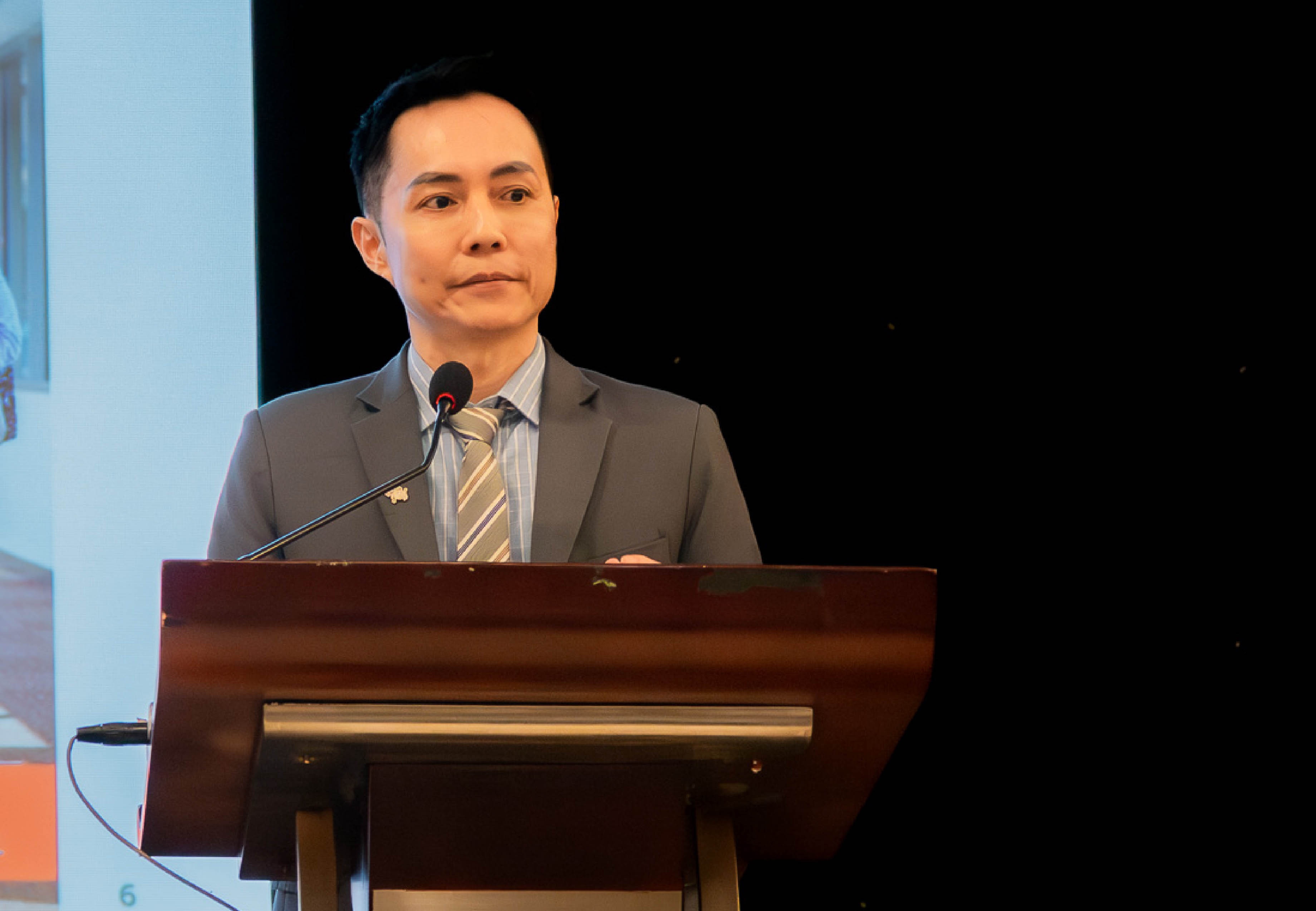  Ông Steven Chan, trình bày báo cáo Beyond Coverage trong khuôn khổ Hội nghị Thượng đỉnh Doanh nghiệp Anh – Việt 2025 tại TP. Hồ Chí Minh