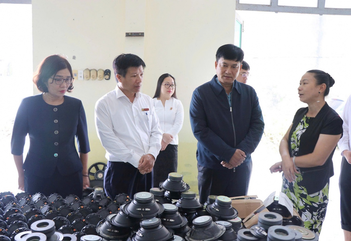 Agribank hỗ trợ kịp thời khách hàng và người lao động tại Đà Nẵng, Huế bị thiệt hại do bão lũ