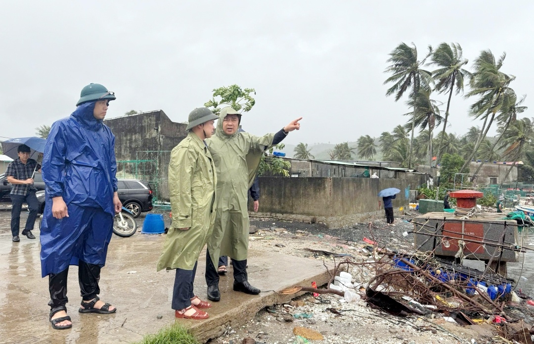 Ứng phó bão số 13: Phó thủ tướng Trần Hồng Hà chỉ đạo “Tuyệt đối không chủ quan, không để dân ở lại vùng nguy hiểm”