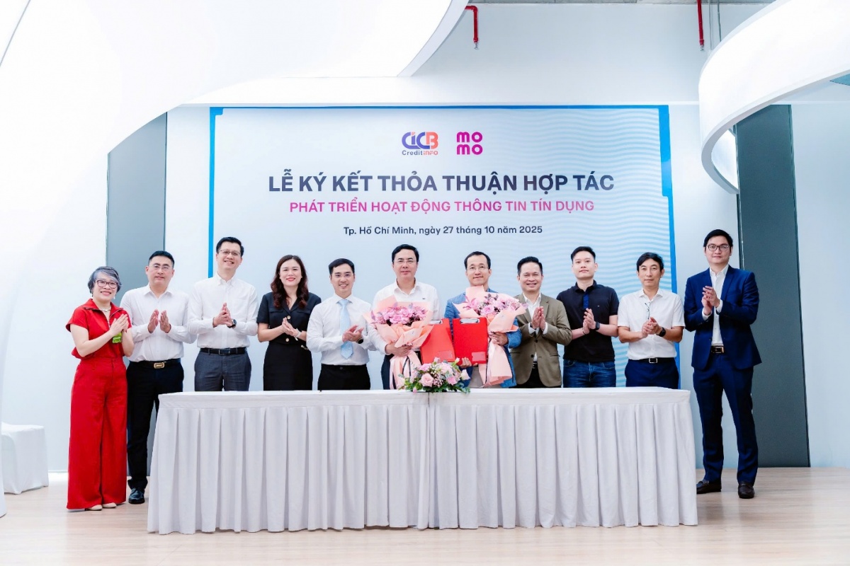 Đoàn công tác hai bên tham dự Lễ ký kết