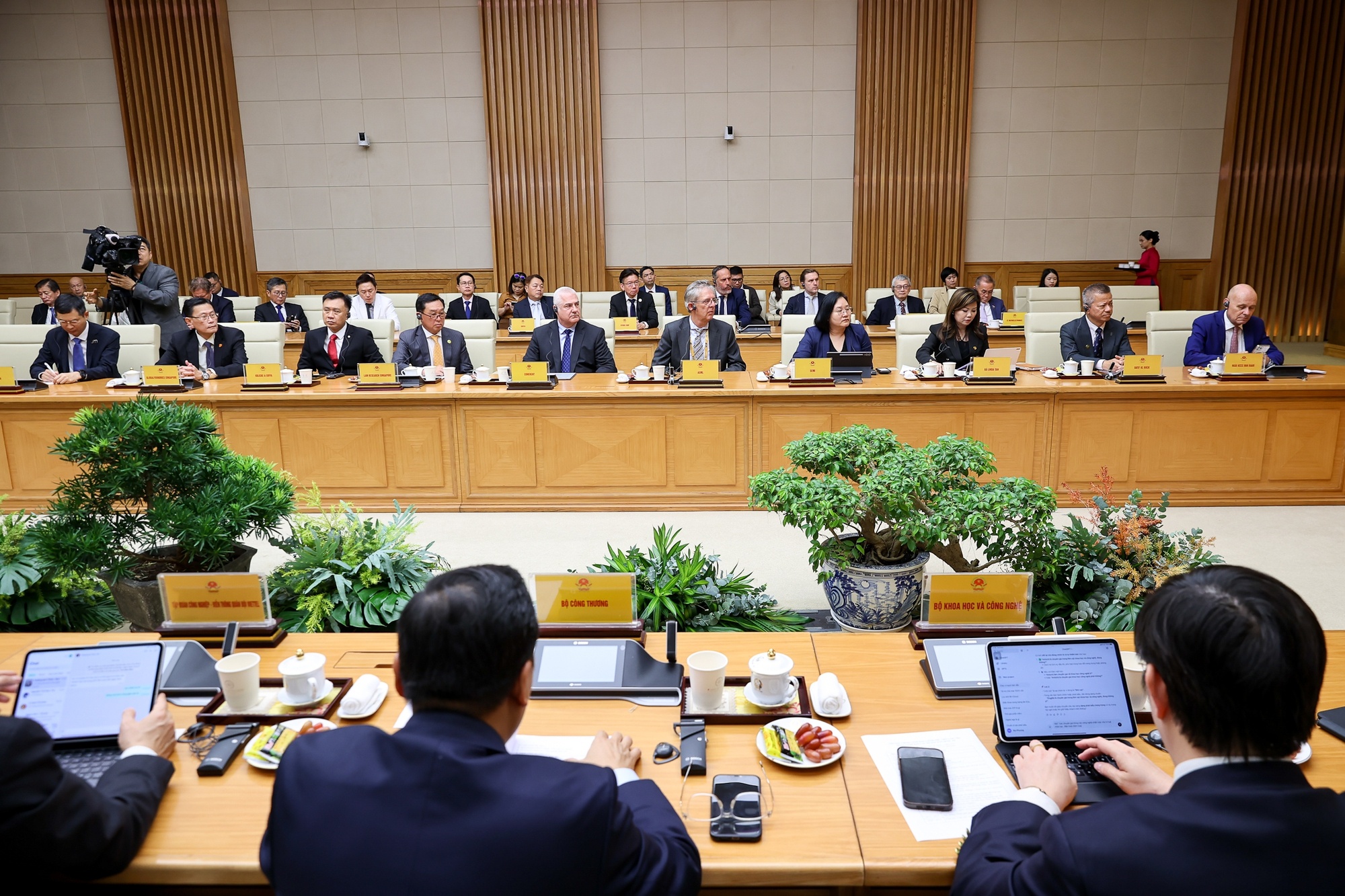 Các đại biểu dự buổi làm việc bày tỏ ấn tượng về thành tựu phát triển kinh tế - xã hội Việt Nam thời gian qua, nhất là chiến lược phát triển dựa vào khoa học, công nghệ, đặc biệt là phát triển ngành công nghiệp bán dẫn - Ảnh: VGP/Nhật Bắc