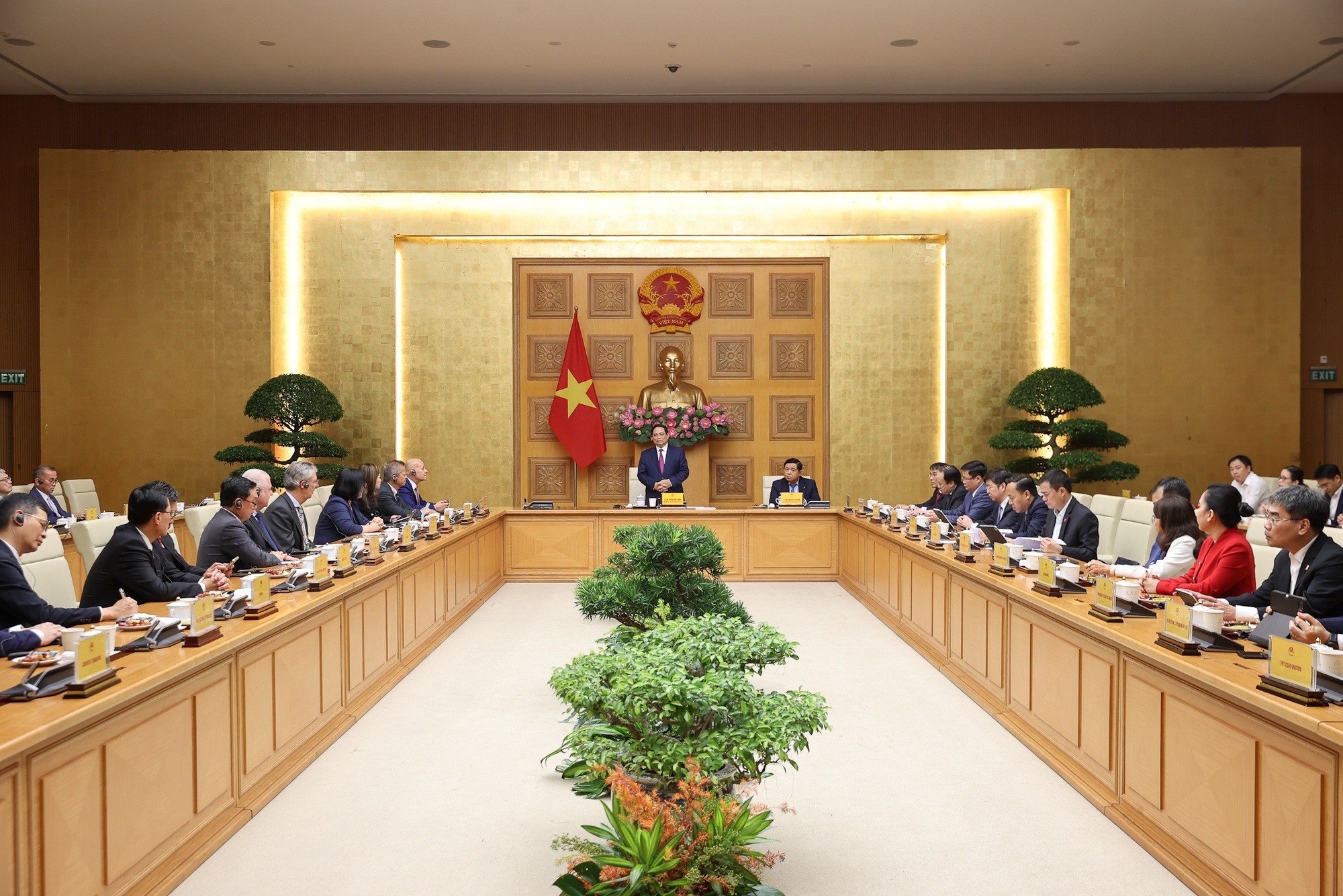 Thủ tướng đề nghị SEMI và các doanh nghiệp bán dẫn thế giới tin tưởng vào môi trường đầu tư và tiếp tục đầu tư vào Việt Nam; tiếp tục đề xuất cơ chế, chính sách để phát triển ngành bán dẫn Việt Nam trên tinh thần hai bên cùng có lợi... - Ảnh: VGP/Nhật Bắc