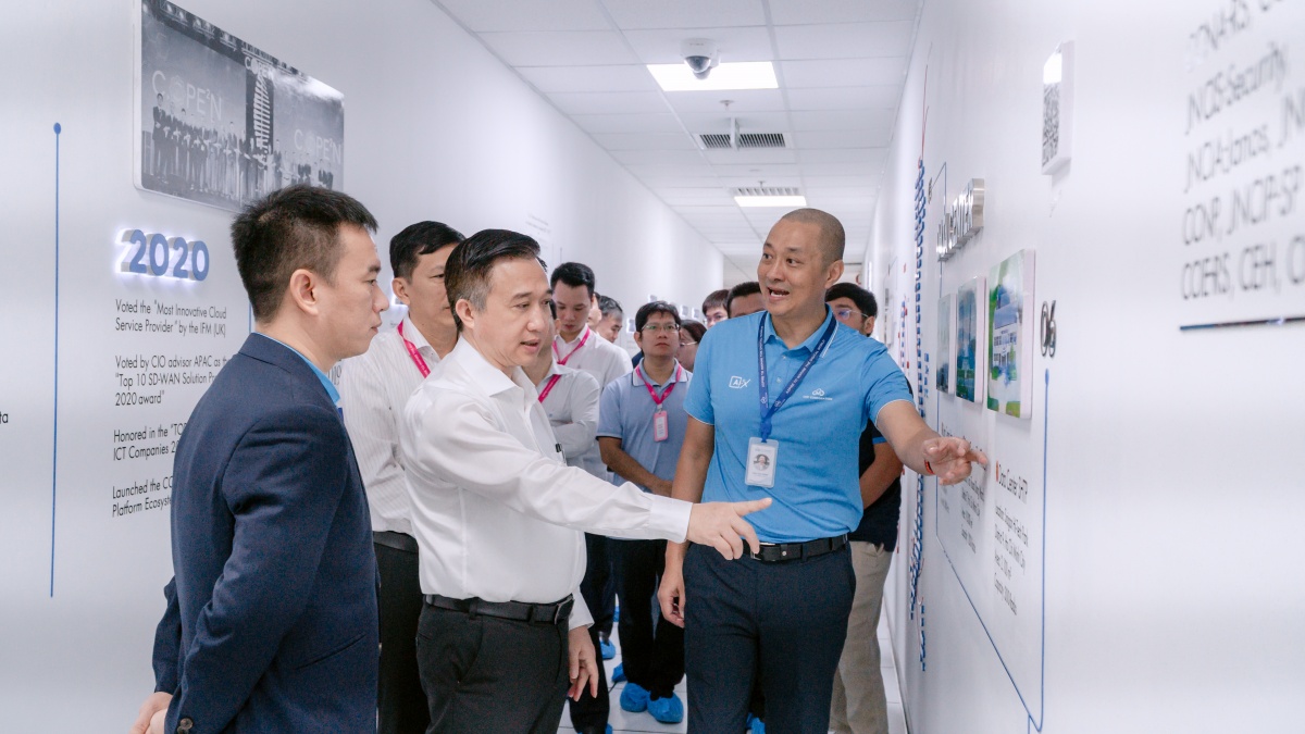 Phó Tổng giám đốc CMC Telecom Đinh Tuấn Trung giới thiệu với đoàn công tác Thành ủy Tp.HCM về Trung tâm dữ liệu CMC DC Tân Thuận, DC đạt chuẩn quốc tế Uptime Tier 3 đầu tiên của Việt Nam cả 3 tiêu chí: Thiết kế-Xây dựng-Vận hành Phó Tổng giám đốc CMC Telecom Đinh Tuấn Trung giới thiệu với đoàn công tác Thành ủy Tp.HCM về Trung tâm dữ liệu CMC DC Tân Thuận, DC đạt chuẩn quốc tế Uptime Tier 3 đầu tiên của Việt Nam cả 3 tiêu chí: Thiết kế-Xây dựng-Vận hành