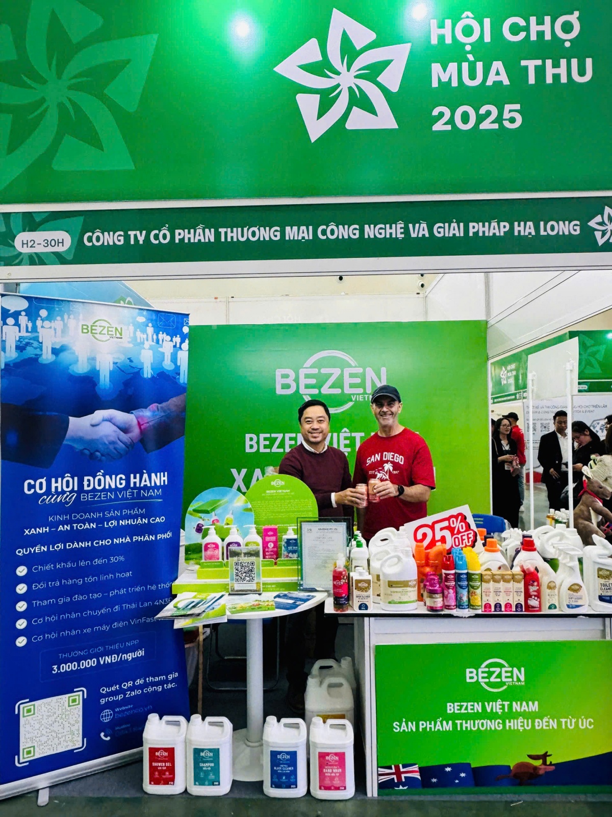 Ông Bùi Trọng Lịch - Giám đốc nhãn hàng Bezen Việt Nam và đại diện Bezen Australia tại gian hàng ở Hội chợ Mùa Thu. Ông Bùi Trọng Lịch - Giám đốc nhãn hàng Bezen Việt Nam và đại diện Bezen Australia tại gian hàng ở Hội chợ Mùa Thu.