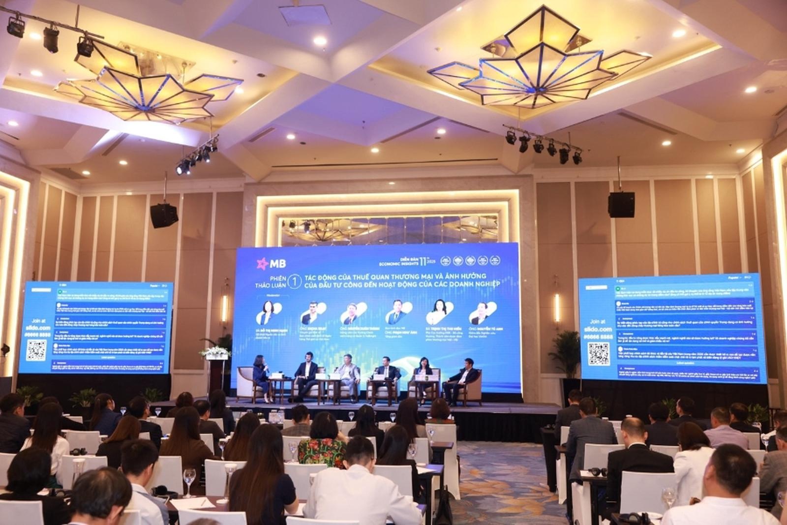 MB Economic Insights đã vượt ra ngoài khuôn khổ một diễn đàn phân tích kinh tế, trở thành không gian kết nối tri thức giữa giới học thuật, cơ quan quản lý và cộng đồng doanh nghiệp MB Economic Insights đã vượt ra ngoài khuôn khổ một diễn đàn phân tích kinh tế, trở thành không gian kết nối tri thức giữa giới học thuật, cơ quan quản lý và cộng đồng doanh nghiệp