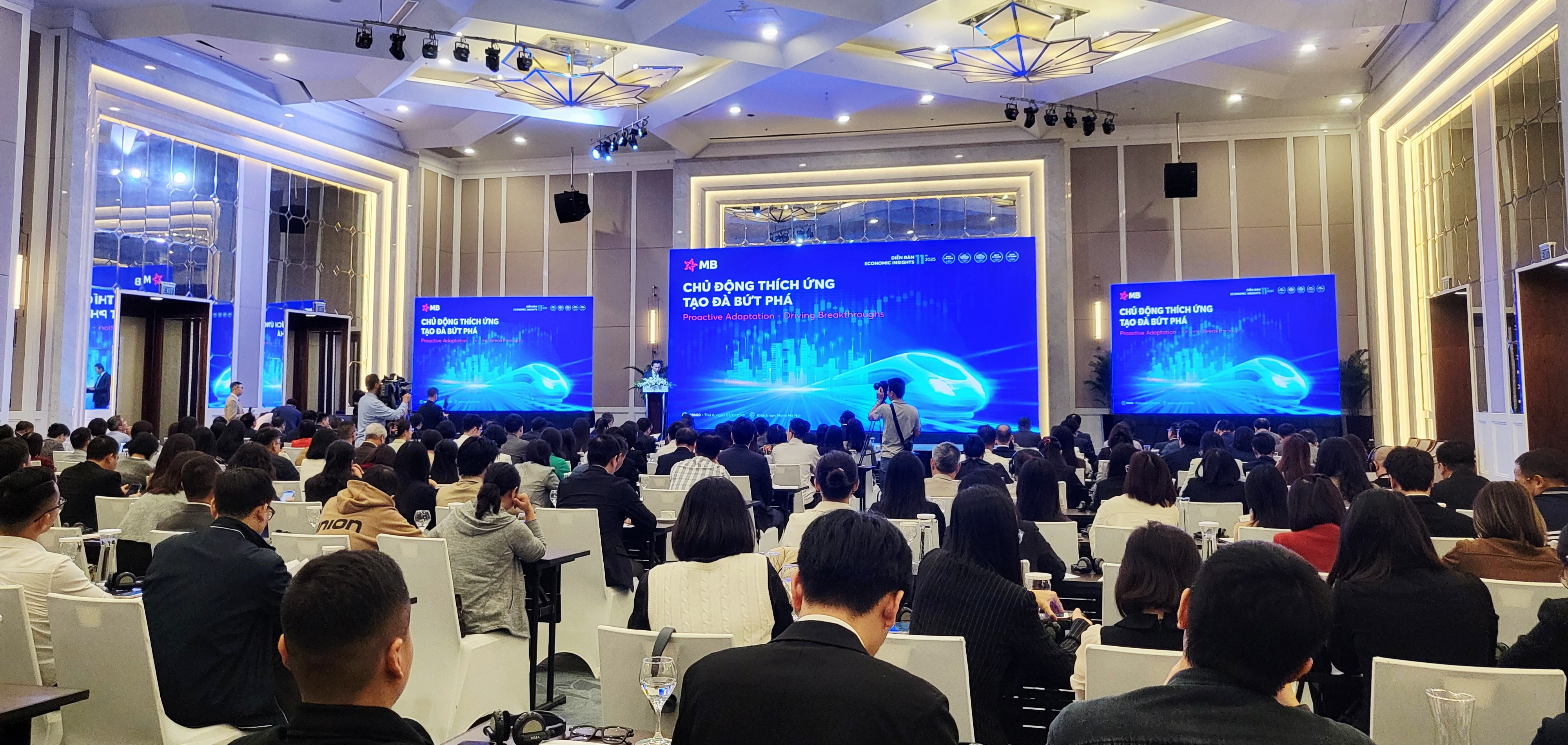 Toàn cảnh diễn đàn Toàn cảnh diễn đàn