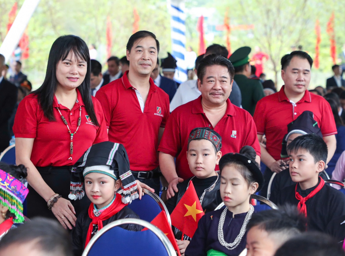 Agribank đồng hành Lễ khởi công 4 trường nội trú biên giới Lào Cai và trao quà cho học sinh khó khăn Agribank đồng hành Lễ khởi công 4 trường nội trú biên giới Lào Cai và trao quà cho học sinh khó khăn