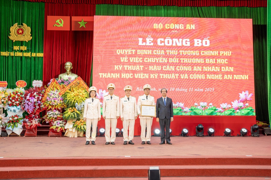 Bộ trưởng Bộ GD&ĐT Nguyễn Kim Sơn trao Quyết định chuyển đổi Trường Đại học Kỹ thuật-Hậu cần Công an nhân dân thành Học viện Kỹ thuật và Công nghệ an ninh