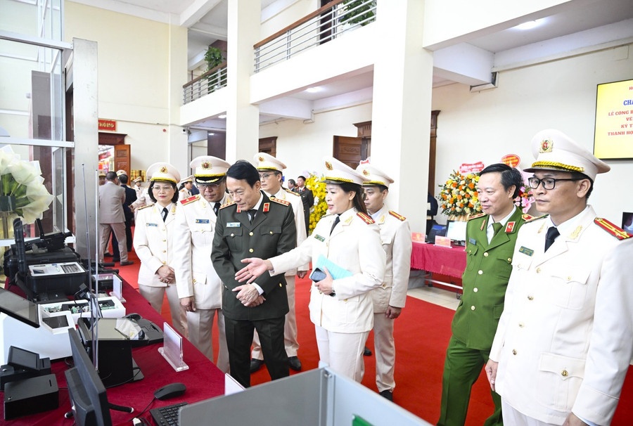 Bộ trưởng Lương Tam Quang cùng các đại biểu thăm quan khu trưng bày các sản phẩm khoa học công nghệ của Học viện