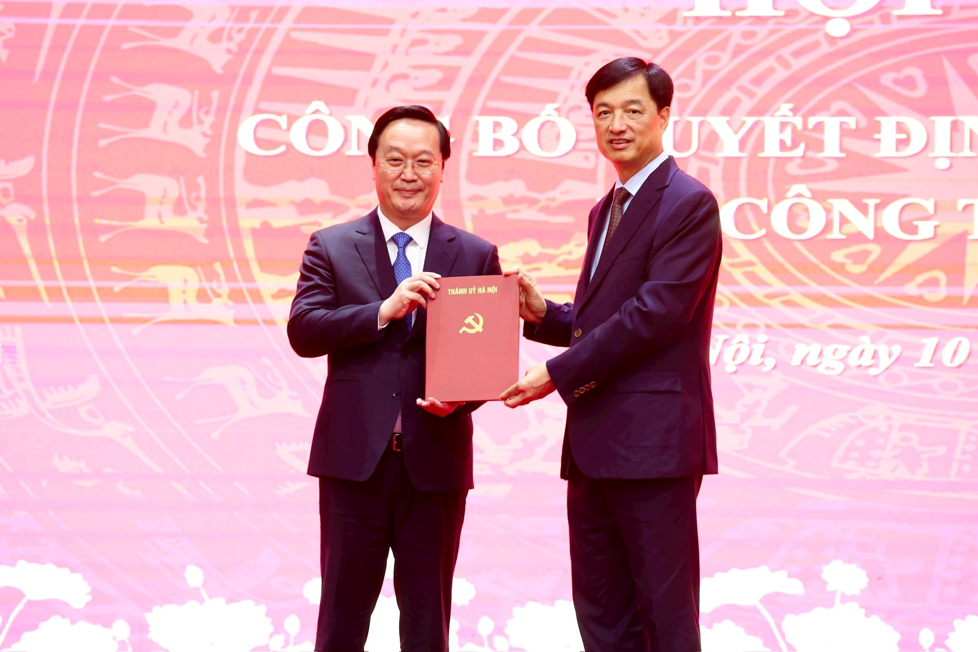 Bí thư Thành ủy Hà Nội Nguyễn Duy Ngọc trao quyết định của Bộ Chính trị cho ông Nguyễn Đức Trung.