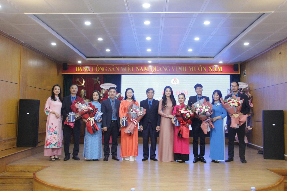 Chia tay ủy viên BCH khóa cũ thôi tham gia BCH khóa mới