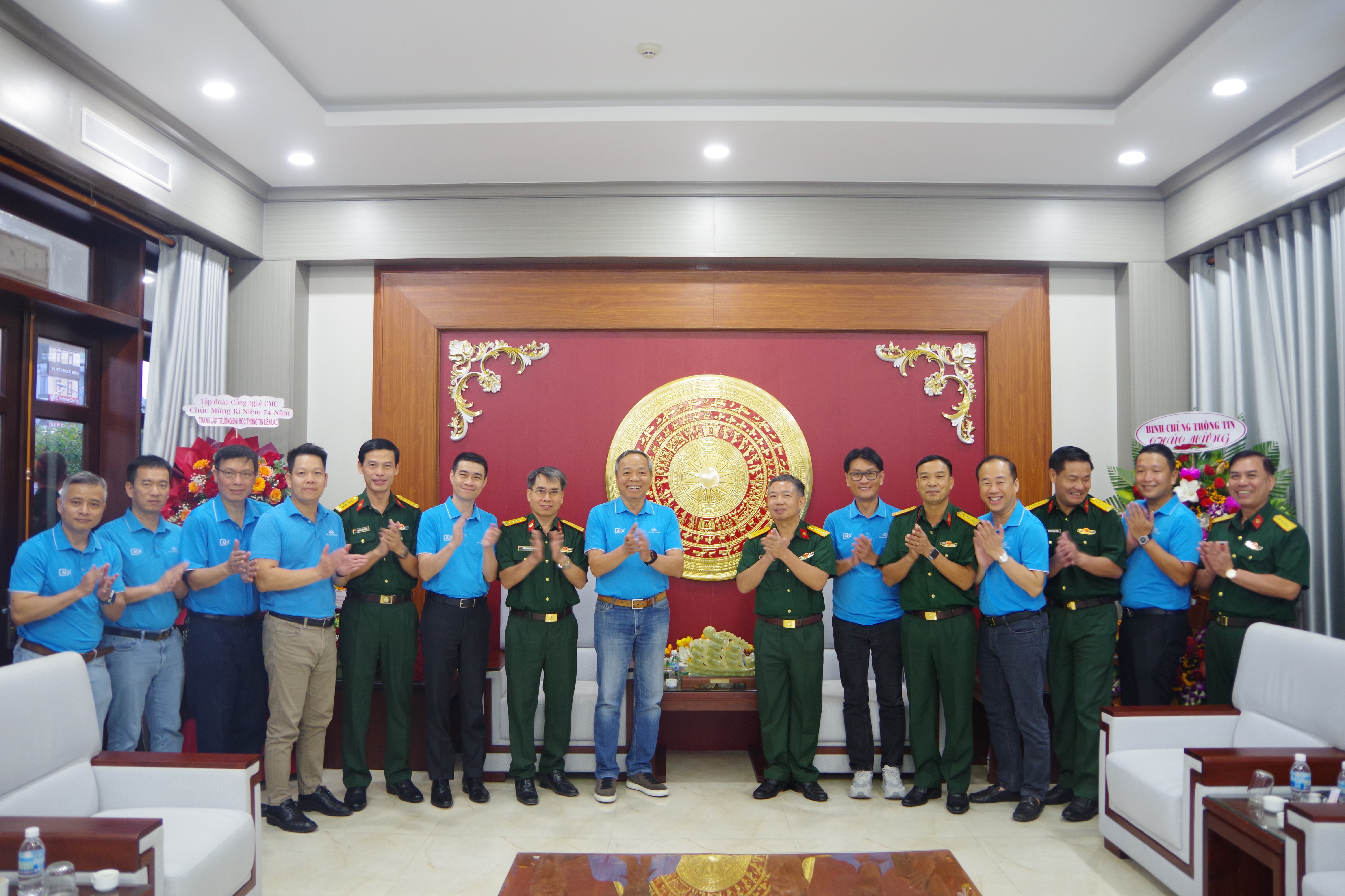 Chủ tịch CMC Nguyễn Trung Chính và BLĐ Tập đoàn chúc mừng 74 năm ngày thành lập Trường Sĩ quan Thông tin (11/11/1951-11/11/2025)