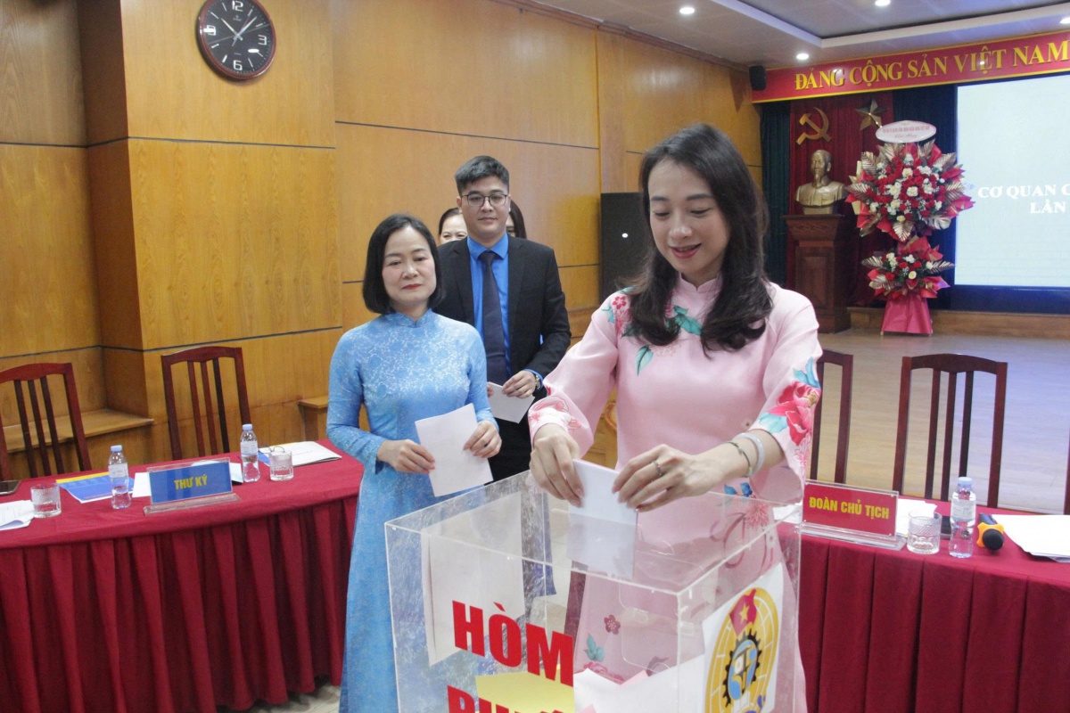 Các đại biểu bỏ phiếu bầu BCH khóa mới