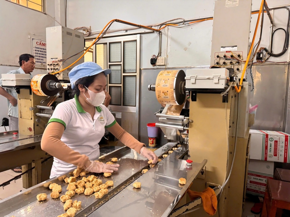 Từ mẹt bánh quê của cô gái Chợ Mới, nay là một dây chuyền sản xuất bánh hạnh nhân với công nghệ hiện đại