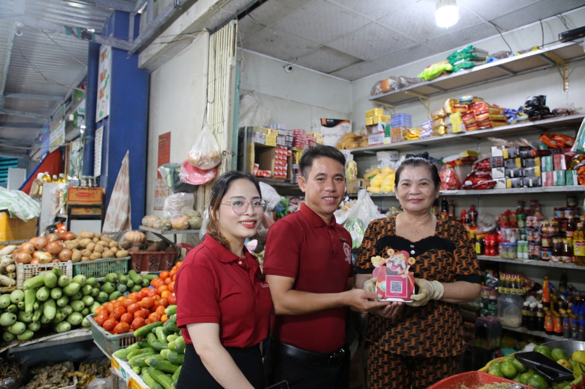 Cô Trần Thị Thắng - tiểu thương chợ Côn Đảo đánh giá rất cao sự tiện lợi mà loa thông báo số dư của Agribank mang lại