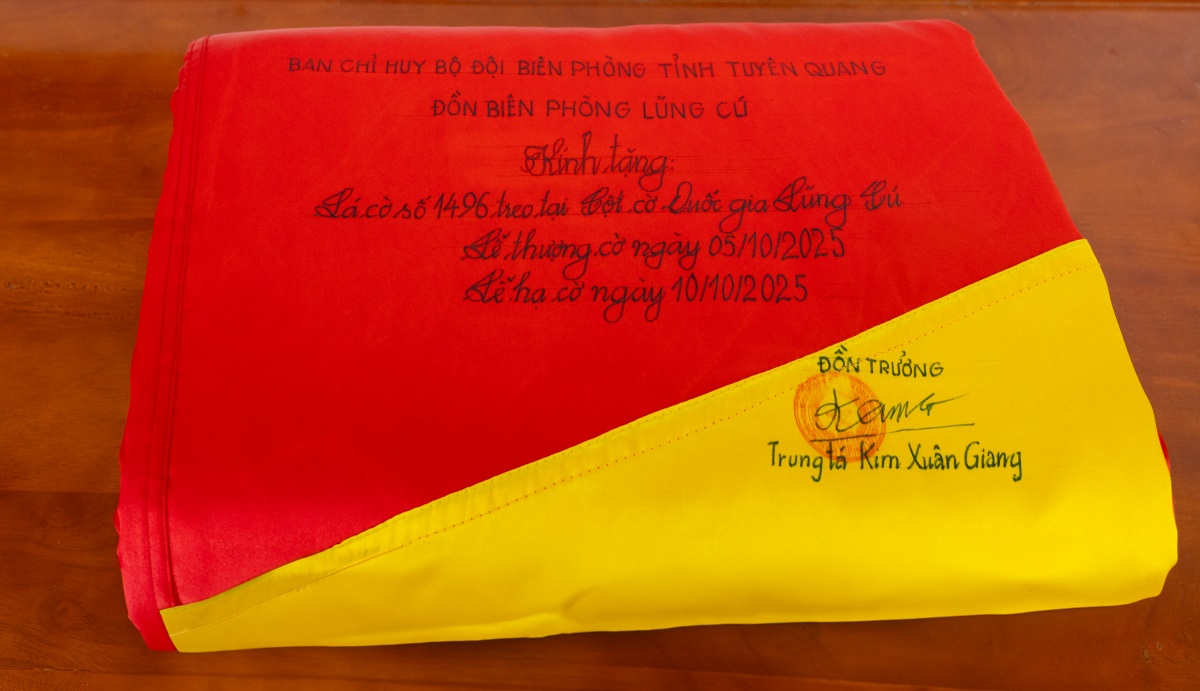 Đồn Biên phòng Lũng Cú đã trân trọng trao tặng đoàn công tác Co-opBank lá cờ số 1496 - lá cờ được thượng cờ tại Cột cờ Lũng Cú vào ngày 05/10/2025 và hạ cờ vào ngày 10/10/2025, như một biểu tượng thiêng liêng của lòng yêu nước, của sự gắn kết giữa hậu phương và tuyến đầu biên giới