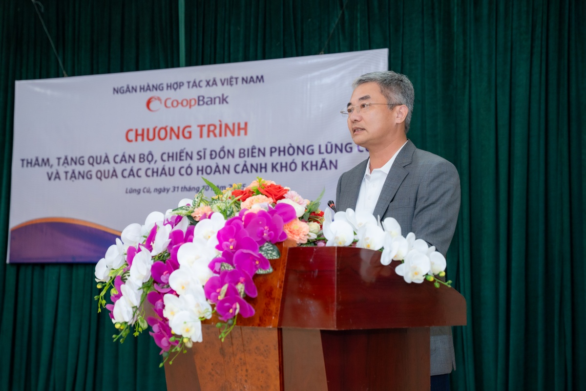 Ông Nguyễn Quốc Cường - Bí thư Đảng ủy, Chủ tịch Hội đồng quản trị Co-opBank phát biểu tại buổi làm việc và trao tặng quà cho Đồn Biên phòng Lũng Cú 