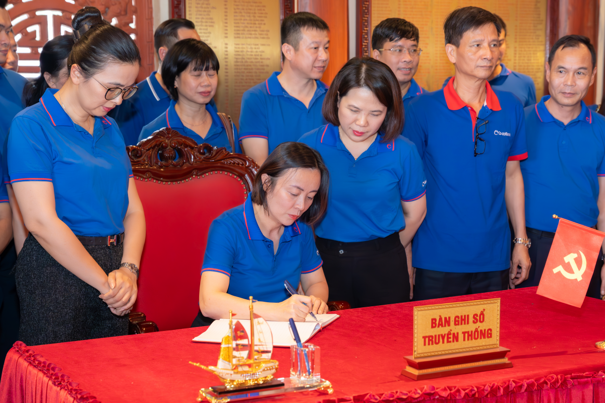 Bà Phạm Thị Hồng Minh - Phó Bí thư Đảng ủy, Thành viên Hội đồng quản trị, Tổng Giám đốc Co-opBank ghi sổ truyền thống tại Nghĩa trang Liệt sĩ quốc gia Vị Xuyên