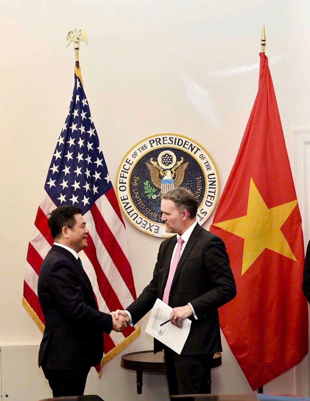 Bộ trưởng Công thương Nguyễn Hồng Diên, Trưởng đoàn đàm phán Chính phủ và Trưởng Đại diện Thương mại Hoa Kỳ Jamieson Greer.