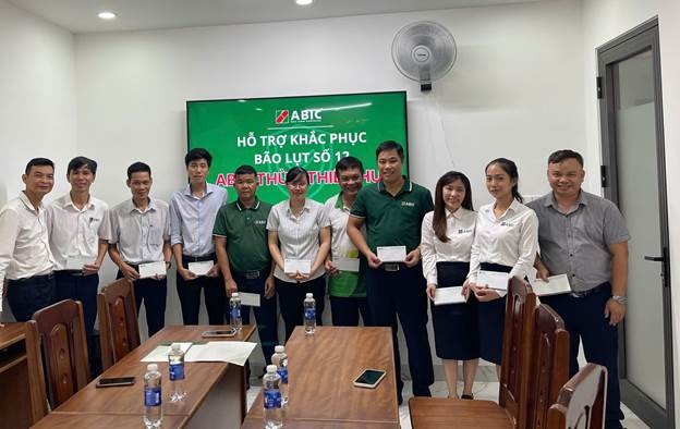 Bảo hiểm Agribank chia sẻ khó khăn với cán bộ, nhân viên vùng lũ