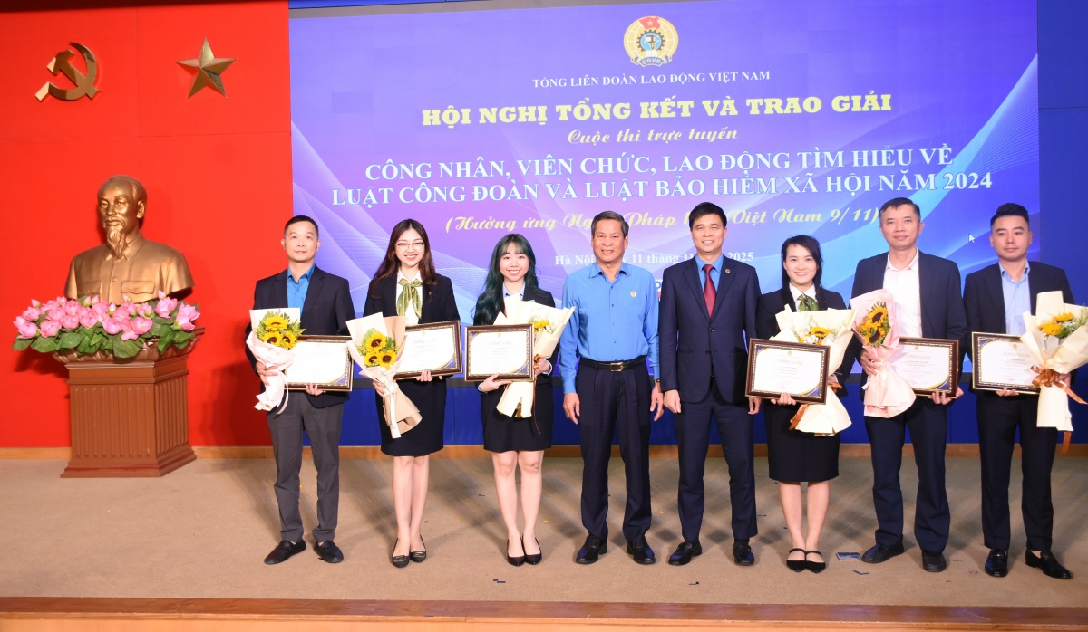 Các đại biểu chụp ảnh lưu niệm cùng lãnh đạo Tổng LĐLĐ Việt Nam