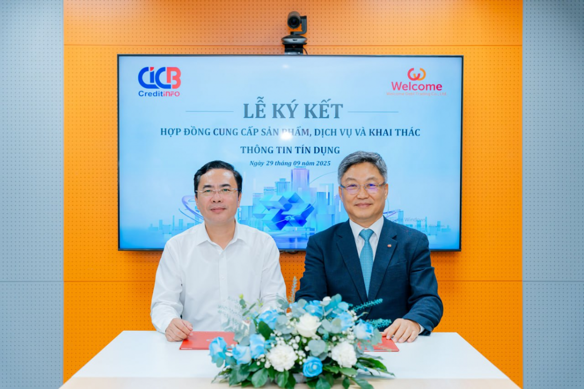 Ông Lê Anh Tuấn - Phó Tổng giám đốc CIC và ông Moon Youngso - Tổng Giám đốc Welcome DTC tại lễ ký kết Ông Lê Anh Tuấn - Phó Tổng giám đốc CIC và ông Moon Youngso - Tổng Giám đốc Welcome DTC tại lễ ký kết