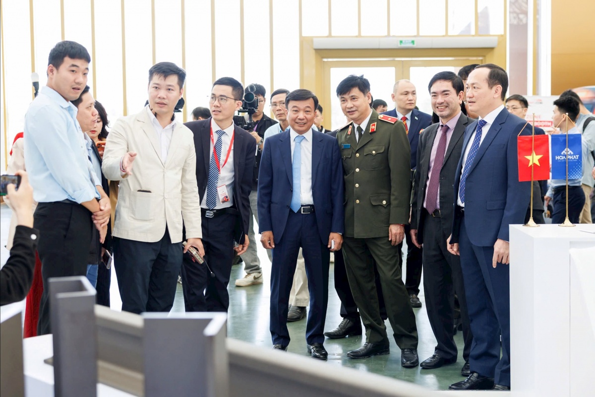 Các đại biểu tham quan triển lãm Các đại biểu tham quan triển lãm