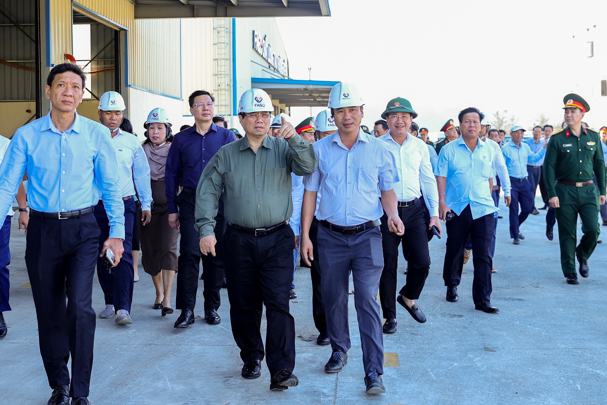 Thủ tướng thăm hỏi, động viên người dân, doanh nghiệp bị thiệt hại do bão lũ, chỉ đạo công tác khắc phục hậu quả thiên tai - Ảnh: VGP/Nhật Bắc