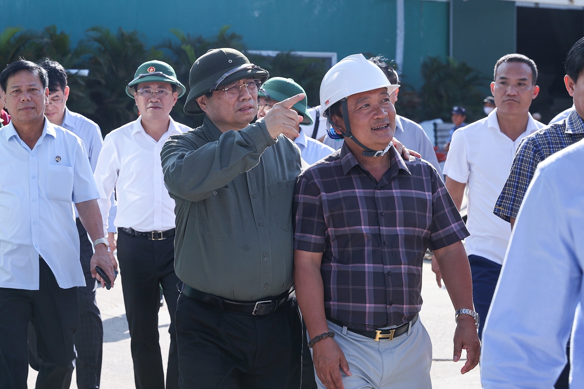 Thủ tướng nêu rõ, đây là thời điểm quan trọng với doanh nghiệp, phải khẩn trương khôi phục sản xuất kinh doanh, không để đứt gãy chuỗi cung ứng, chuỗi sản xuất - Ảnh: VGP/Nhật Bắc