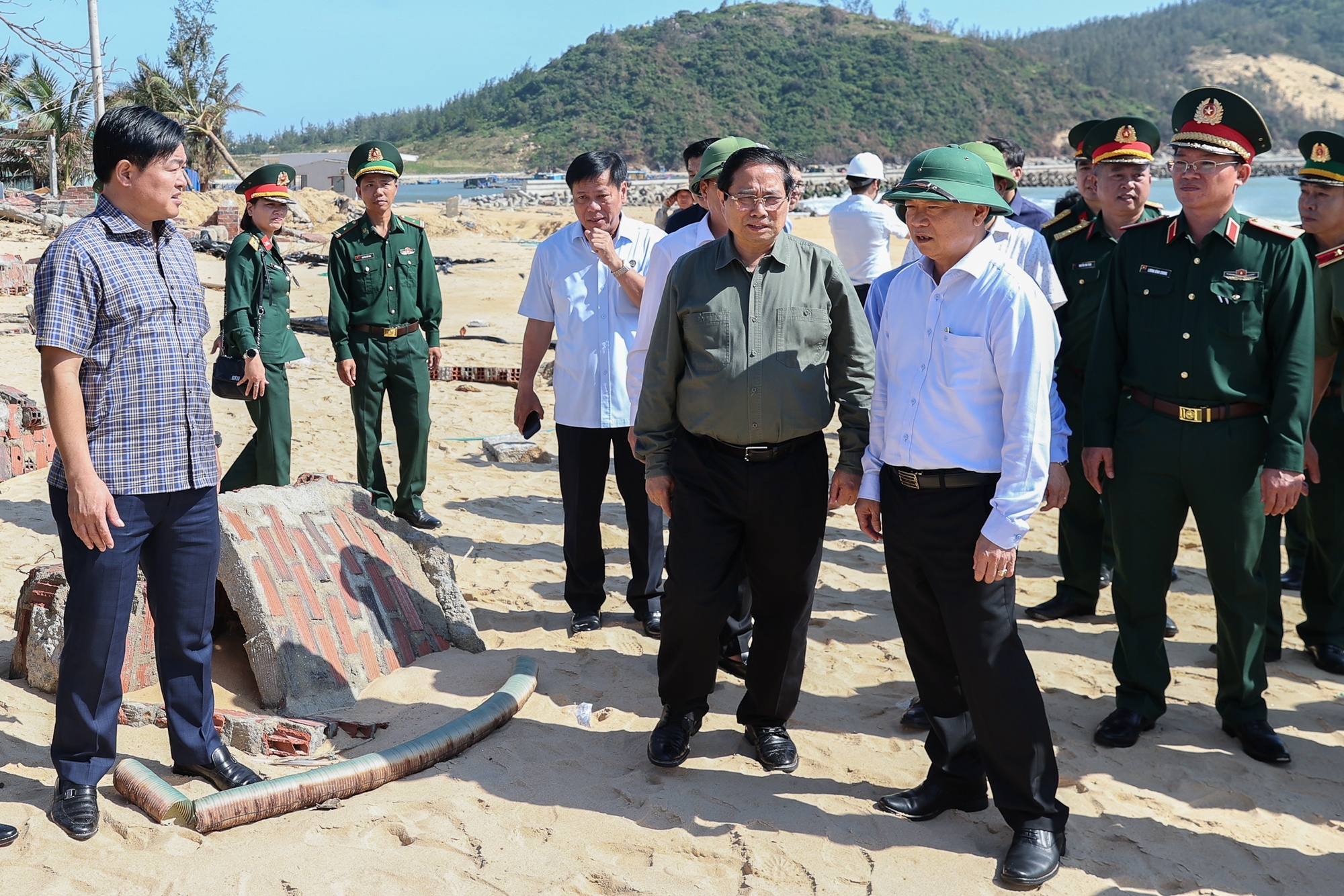 Thủ tướng kiểm tra khu vực sinh sống của người dân bị ảnh hưởng triều cường, thiệt hại tại xã Đề Gi, cảng cá Đề Gi - Ảnh: VGP/Nhật Bắc