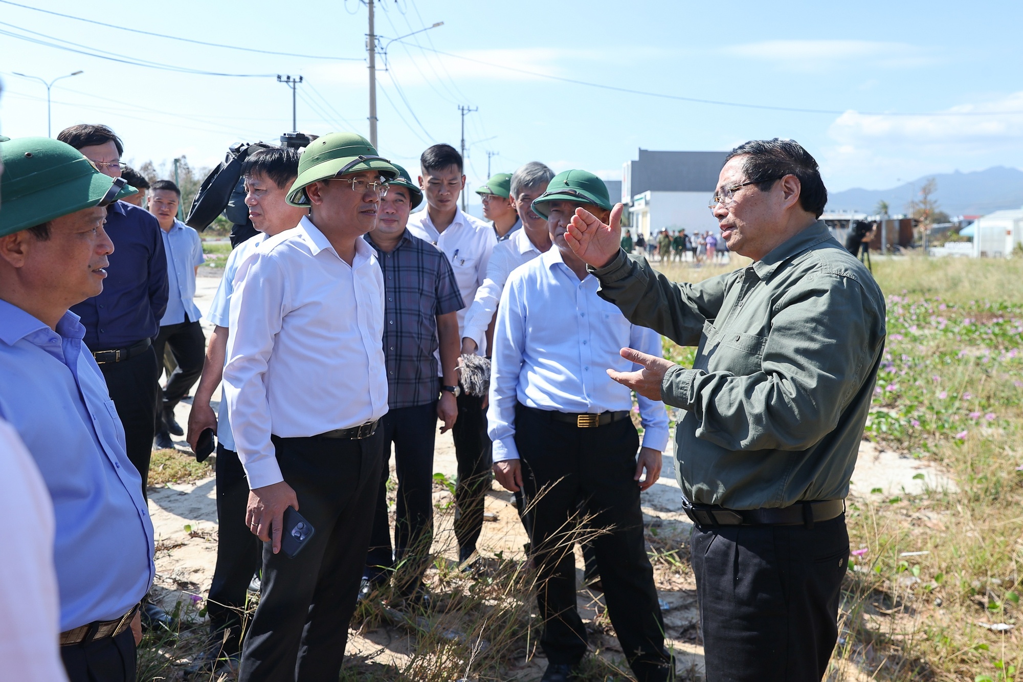 Thủ tướng thăm khu tái định cư An Quang - Ảnh: VGP/Nhật Bắc