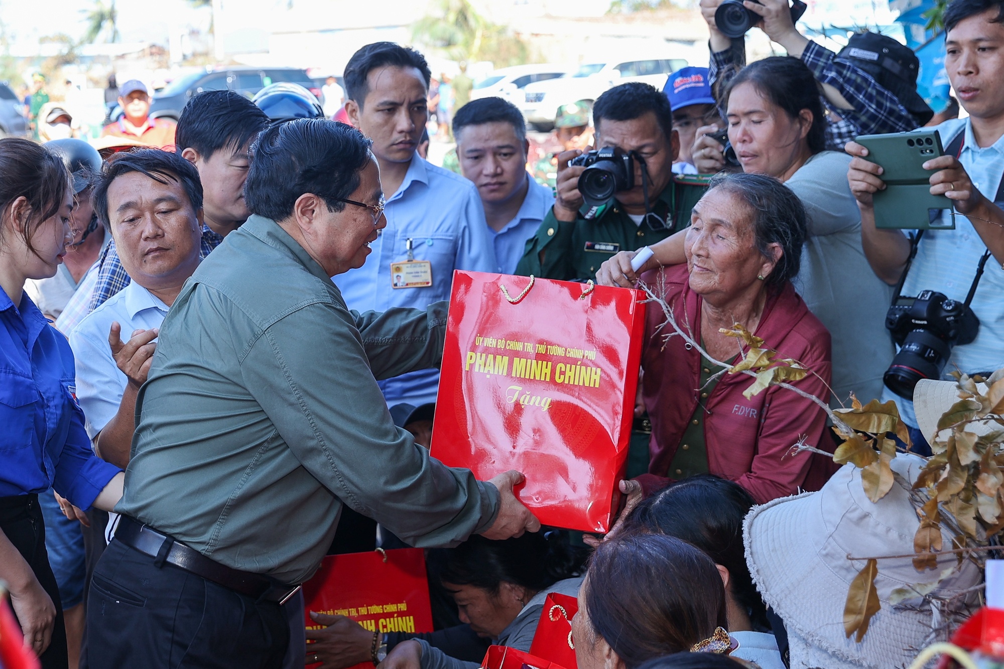 Thủ tướng thăm hỏi, động viên, tặng quà các hộ dân bị thiệt hại nặng tại xã Đề Gi, cảng cá Đề Gi - Ảnh: VGP/Nhật Bắc