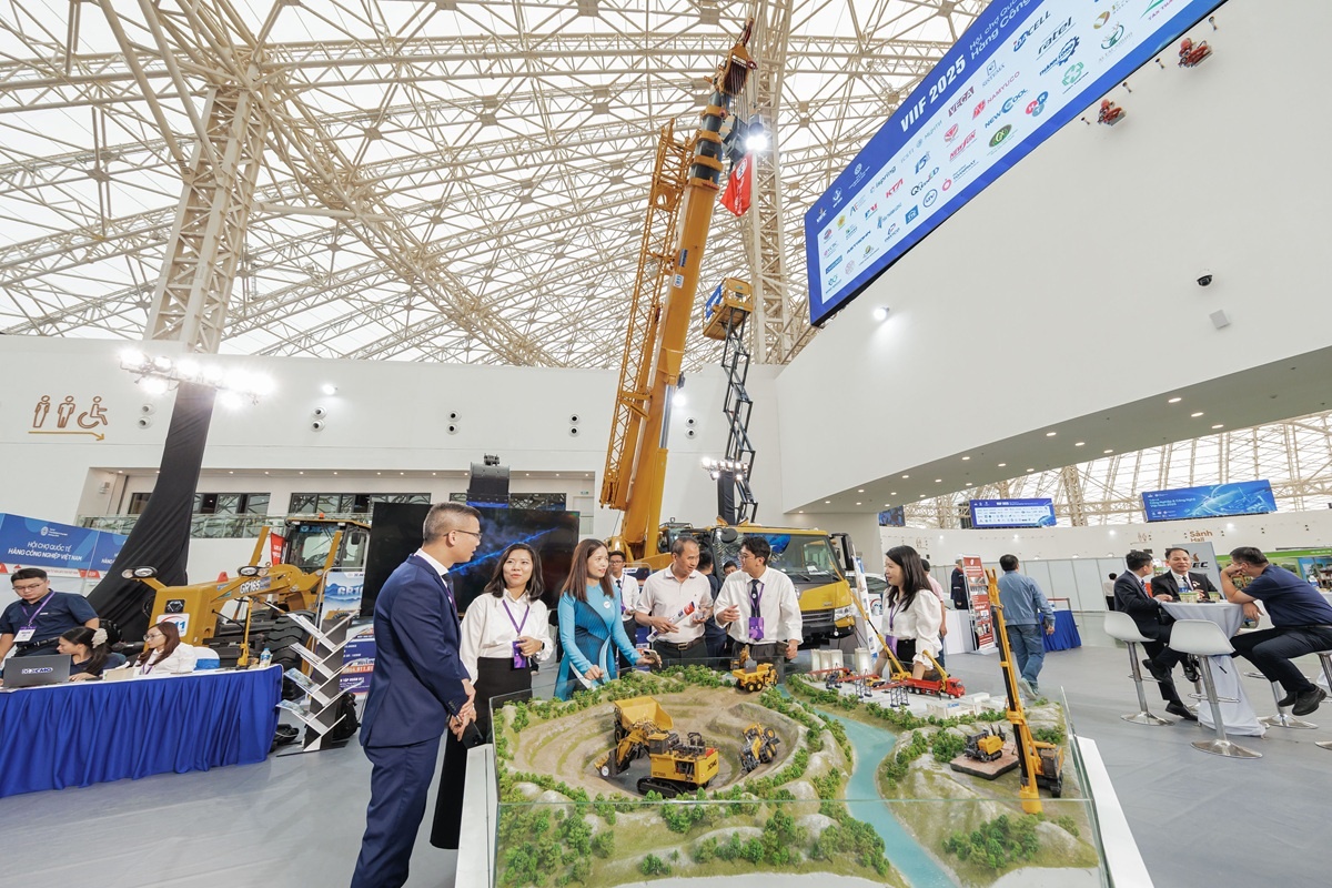 Không gian trưng bày với chiếc cẩu khổng lồ và sa bàn của Công ty 911 Không gian trưng bày với chiếc cẩu khổng lồ và sa bàn của Công ty 911