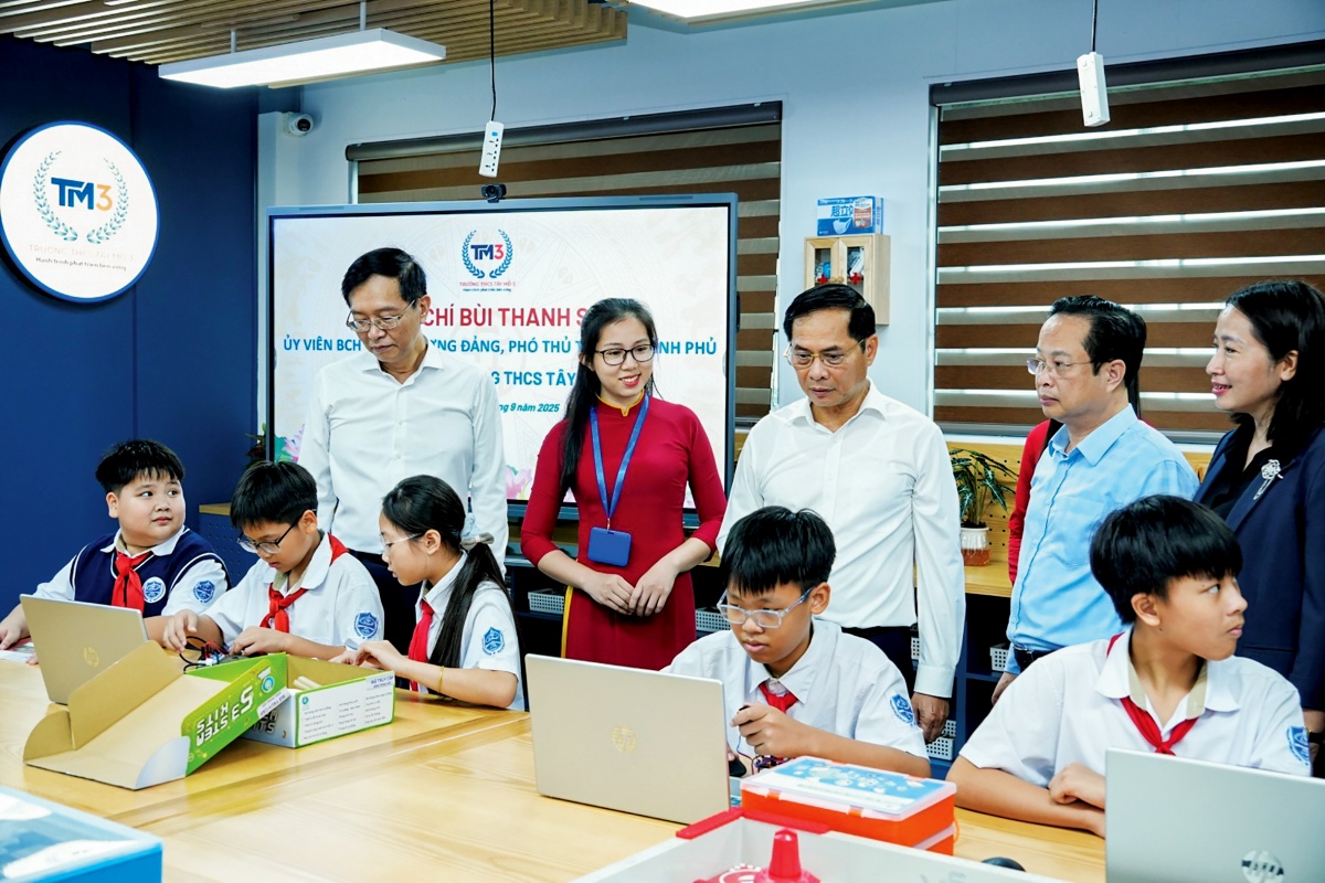 Chủ tịch HĐTV Petrovietnam Lê Mạnh Hùng tham quan, trải nghiệm phòng thực hành STEM tại Trường THPT Lý Tự Trọng (Ninh Bình) Chủ tịch HĐTV Petrovietnam Lê Mạnh Hùng tham quan, trải nghiệm phòng thực hành STEM tại Trường THPT Lý Tự Trọng (Ninh Bình)