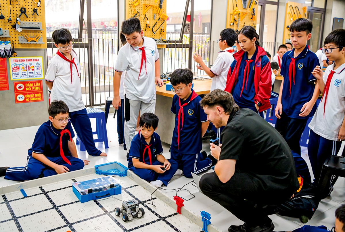 Đoàn công tác của Petrovietnam đến khảo sát, lên kế hoạch xây dựng phòng học STEM Petrovietnam tại Trường THPT Buôn Ma Thuột (TP. Buôn Ma Thuột). Đoàn công tác của Petrovietnam đến khảo sát, lên kế hoạch xây dựng phòng học STEM Petrovietnam tại Trường THPT Buôn Ma Thuột (TP. Buôn Ma Thuột).