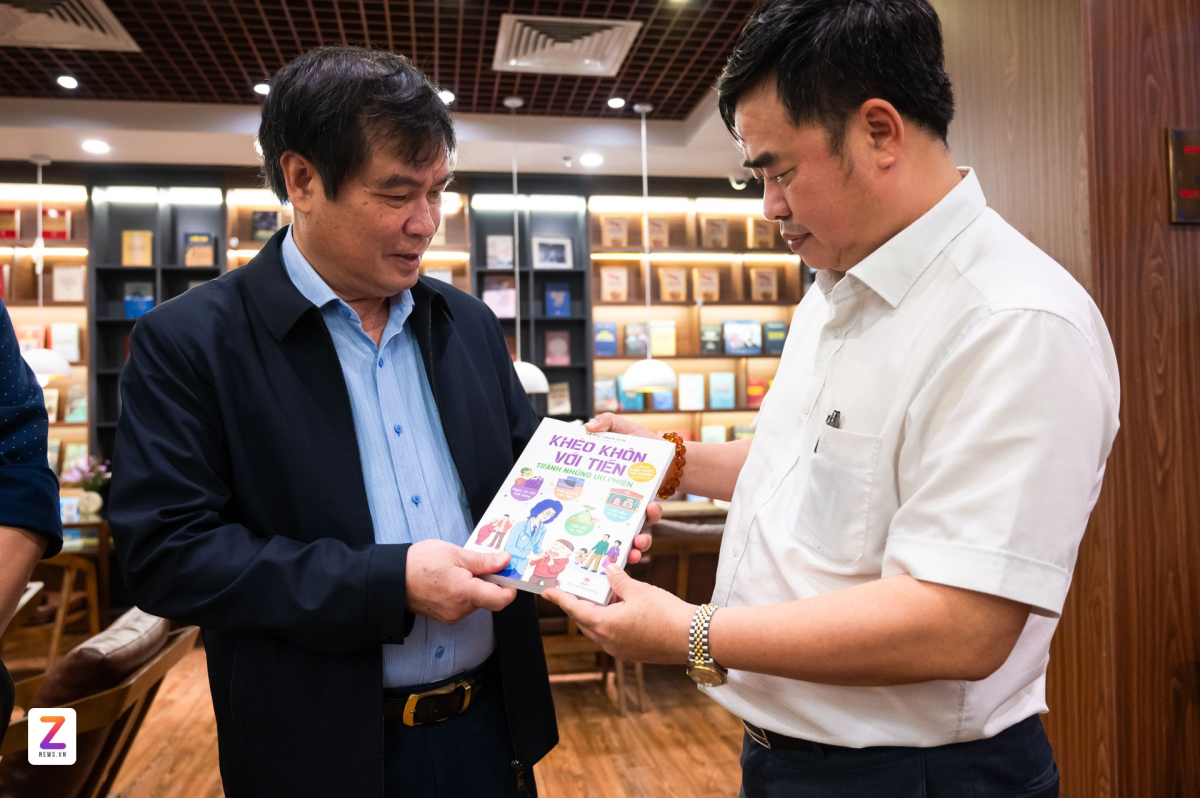 Lãnh đạo Ban Tuyên giáo, Bộ Văn hóa thăm khu trưng bày Giải thưởng Sách Quốc gia VIII