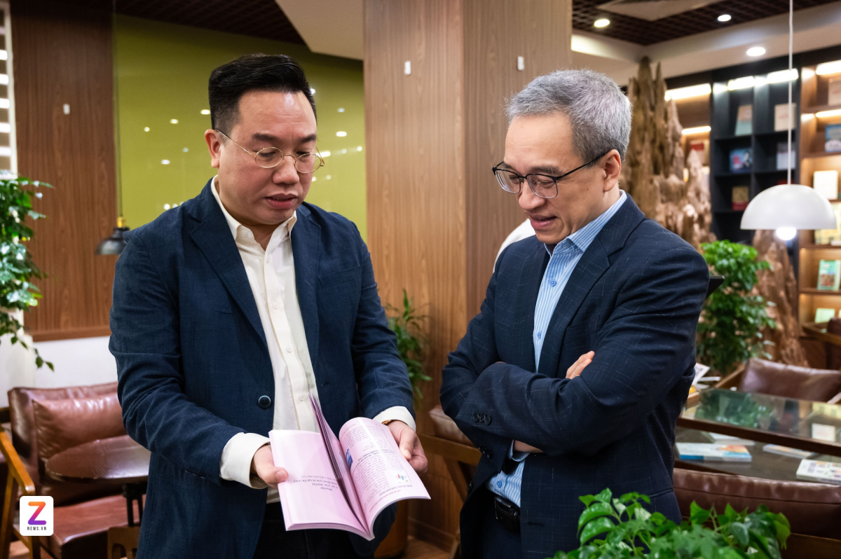 Ông Phan Tâm - Thứ trưởng Bộ Văn hóa, Thể thao và Du lịch (phải) cùng ông Nguyễn Nguyên - Cục trưởng Cục Xuất bản, In và Phát hành (Bộ Văn hóa, Thể thao và Du lịch) trong không gian trưng bày sách 