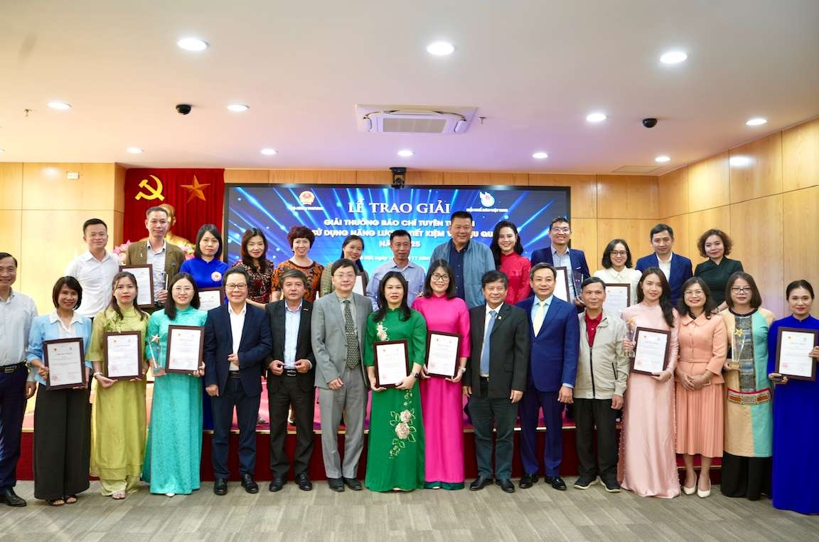 Các tác giả và đại diện Ban tổ chức Giải Báo chí về tiết kiệm năng lượng năm 2025